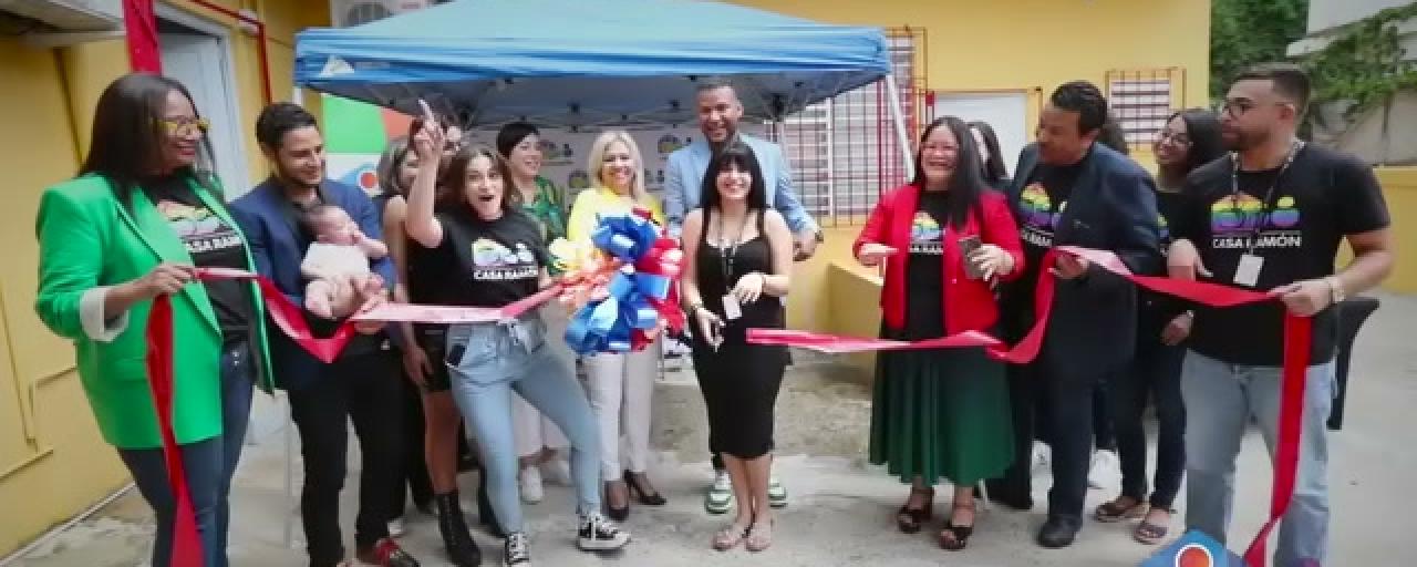 Foto de grupo de personas inaugurando segunda sede en Río Piedras