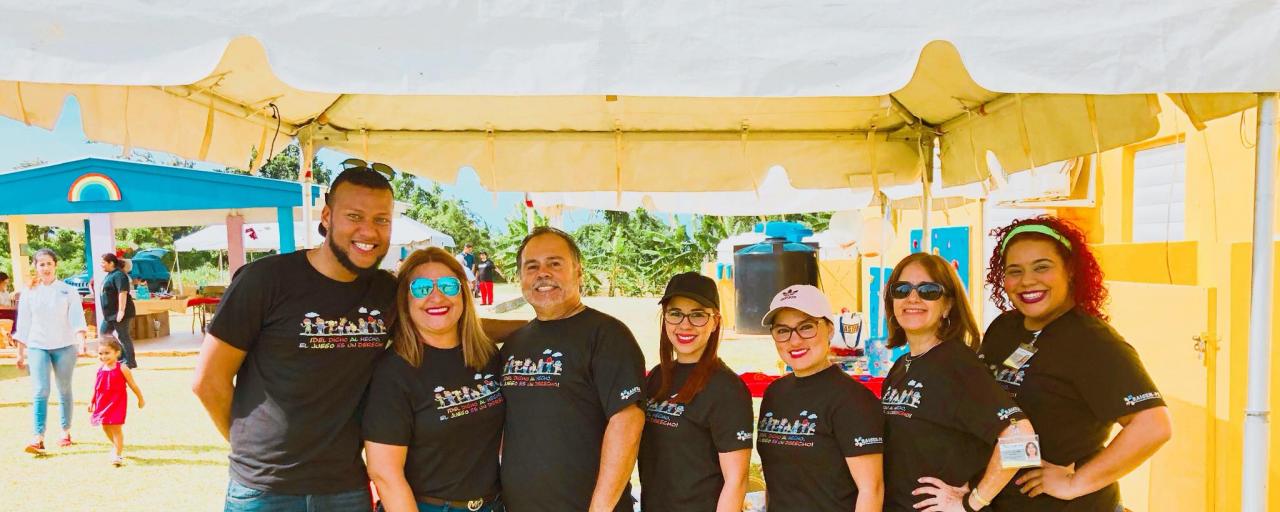 Casa Ramon volunteers serving food during the pandemic