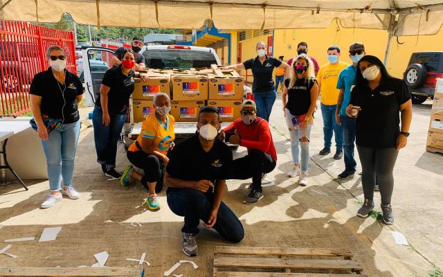 Equipo de voluntarios durante la operación del comedor comunitario