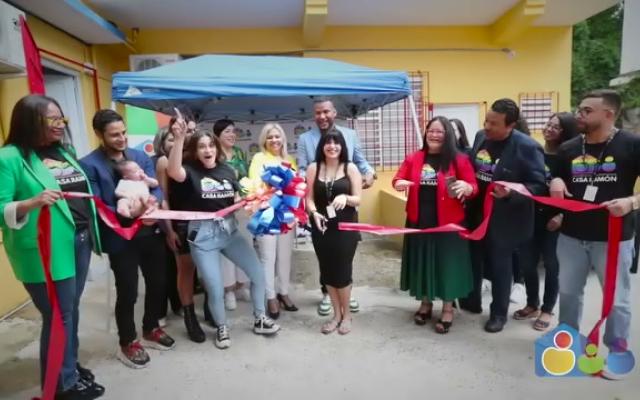Foto de grupo de personas inaugurando segunda sede en Río Piedras